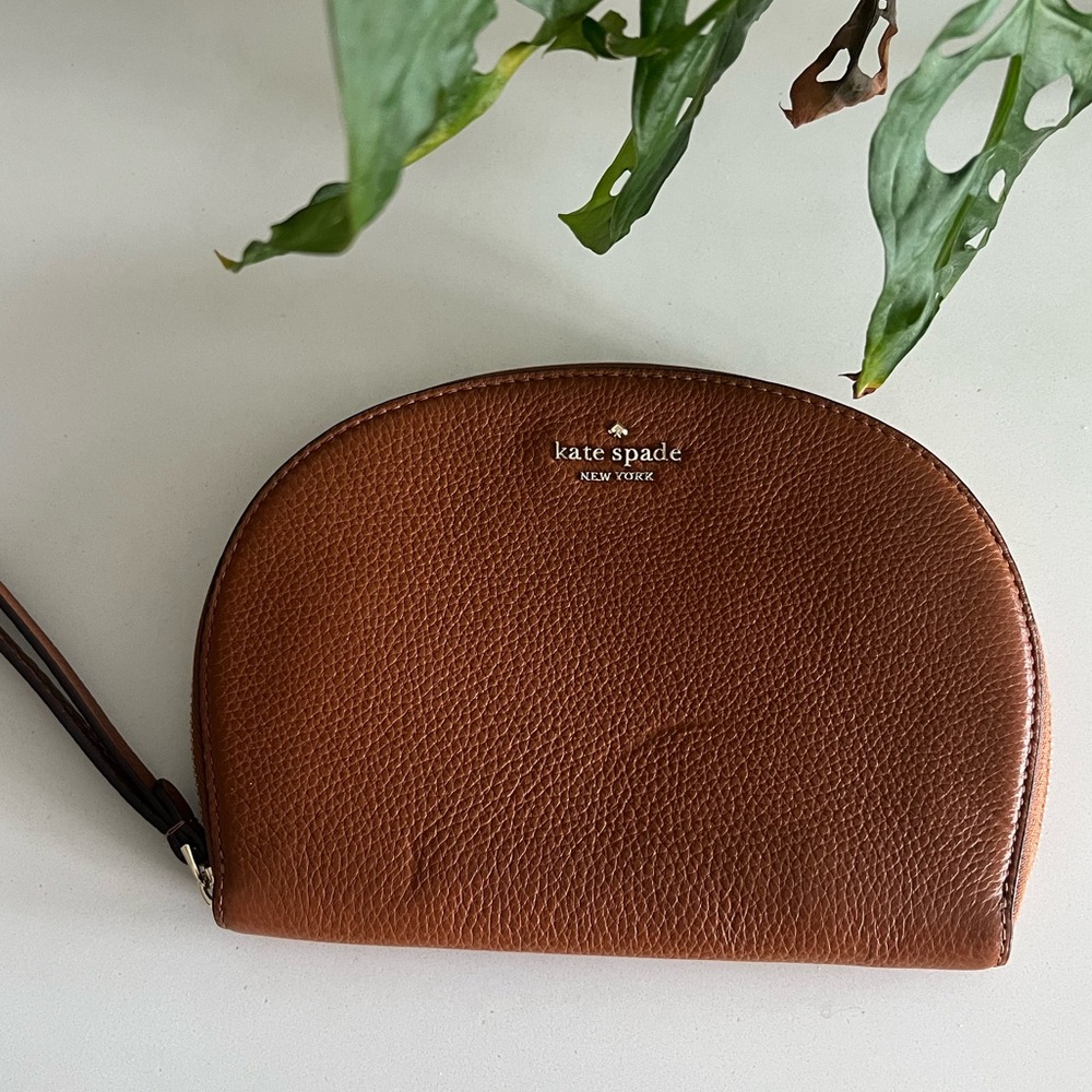 Brown Kate Spade wristlet 👏